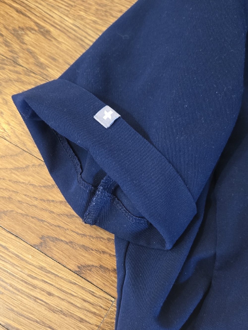 FIGS Inala Slim Scrub Top 3 Pockets Invisible Zipper Navy Size XS - Picture 6 of 7